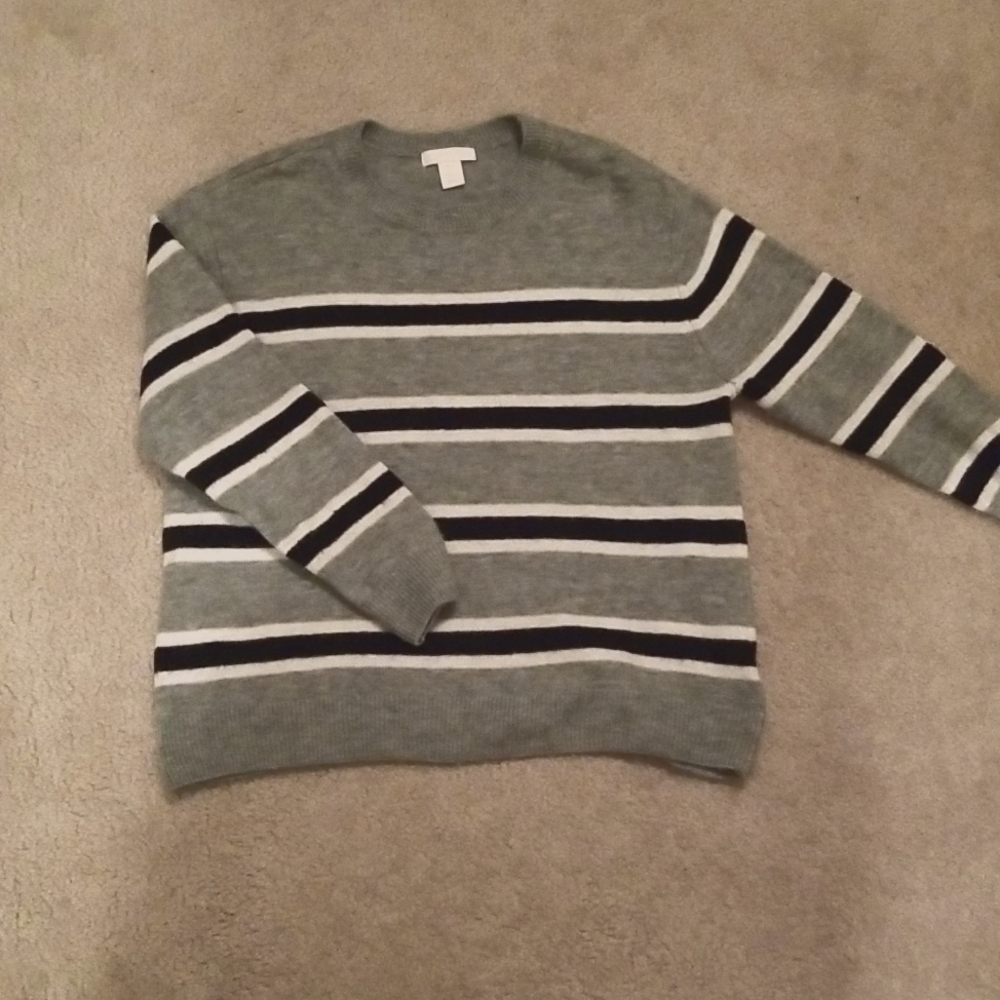 H&M small green sweater